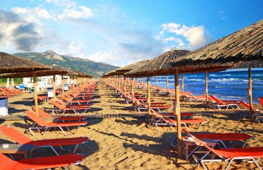 Şemsiye ve sundecks kumlu Banana Beach Zakynthos, Yunanistan. Muz en büyük plaj Zakynthos olanıdır.