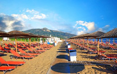 Şemsiye ve sundecks kumlu Banana Beach Zakynthos, Yunanistan. Muz en büyük plaj Zakynthos olanıdır.
