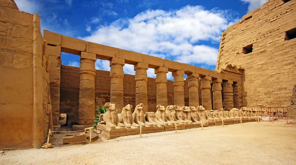 Antiker Tempel von karnak in luxor - zerstörte thebes ägypten — Stockfoto