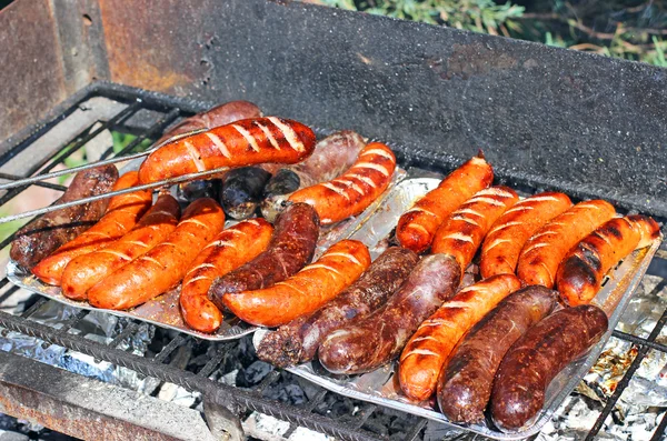 Würstchen auf dem Grill — Stockfoto