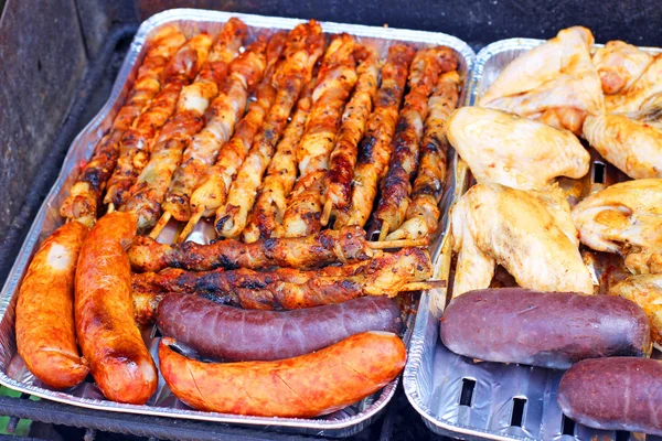 Würstchen auf dem Grill — Stockfoto