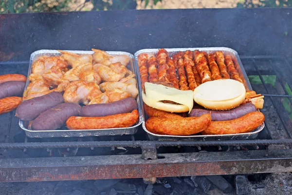 Worstjes op de grill — Stockfoto