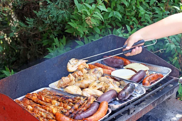 Würstchen auf dem Grill — Stockfoto