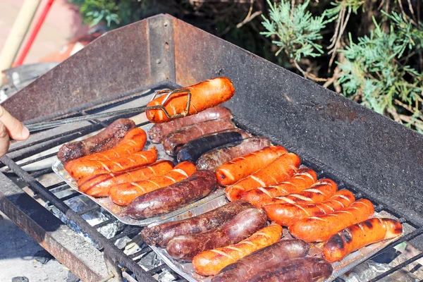 Würstchen auf dem Grill — Stockfoto