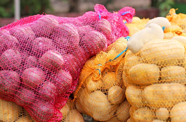 Batatas em sacos e beterrabas vermelhas — Fotografia de Stock