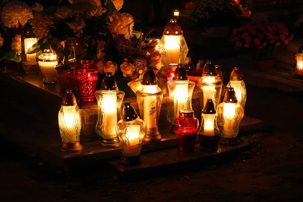 Friedhof dekoriert mit Kerzen für alle Heiligen Tag und Nacht — Stockfoto