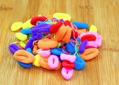 Birçok renkli saç bantları