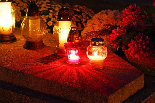 Cemitério decorado com velas para Todos os Santos Dia à noite — Fotografia de Stock