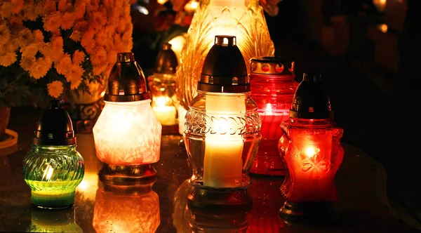 Cemetary decorado con velas para Todos los Santos Día por la noche — Foto de Stock