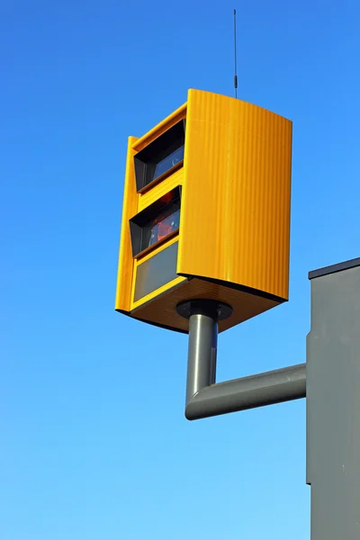 Una cámara de monitoreo de velocidad de tráfico, contra un cielo azul brillante . — Foto de Stock