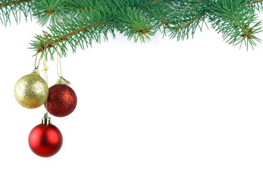 Noel herdem yeşil çam ağacı ve kırmızı cam top