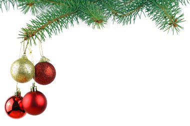 Noel herdem yeşil çam ağacı ve kırmızı cam top
