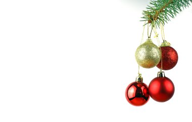 Noel herdem yeşil çam ağacı ve kırmızı cam top