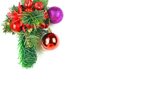 Kerstmis groenblijvende vuren boom en glas bal — Stockfoto