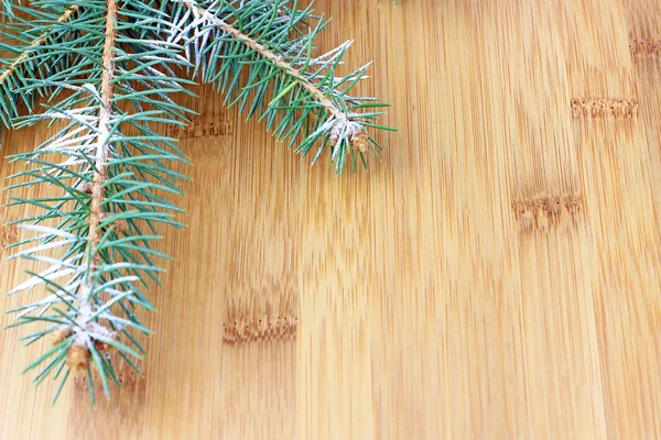 Tannenbaum auf einem hölzernen Hintergrund — Stockfoto