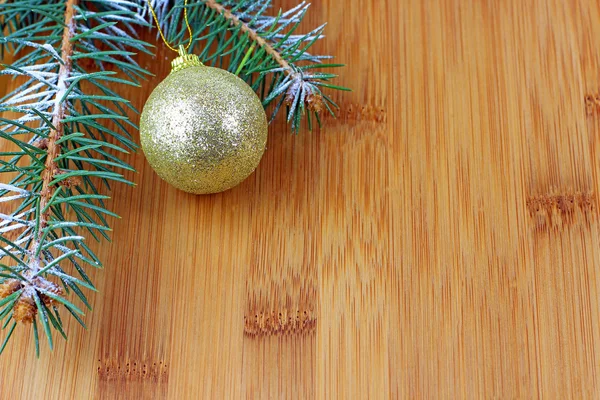 木制背景上的圣诞树 — 图库照片