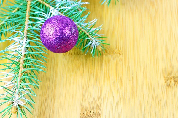 लाकडी पार्श्वभूमीवर ख्रिसमस फायर झाड — स्टॉक फोटो, इमेज