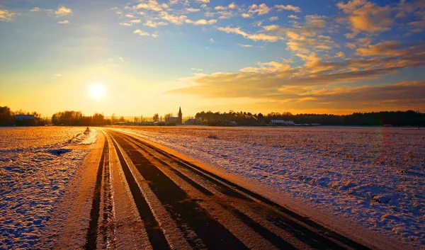 雪が夕日に美しい冬の風景 — ストック写真