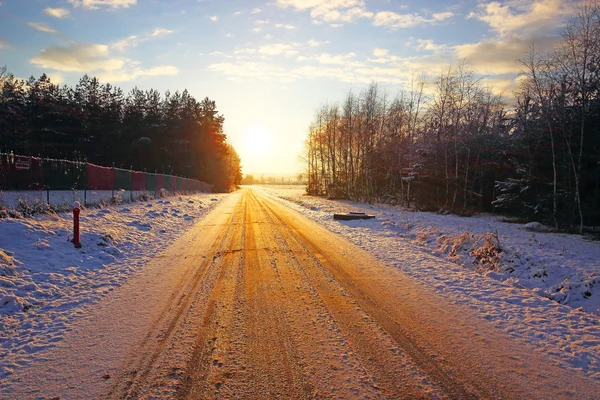 Bellissimo paesaggio invernale al tramonto con neve — Foto Stock