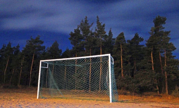 Campo de fútbol bajo el cielo estrellado por la noche — Foto de Stock