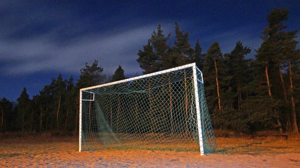 Fotbalové hřiště pod hvězdnou oblohou v noci — Stock fotografie