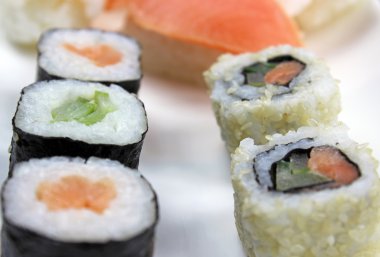 Somon ve avokado ile suşi.