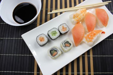 Somon ve avokado ile suşi.