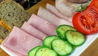 Domates, salatalık, jambon ve beyaz sosis