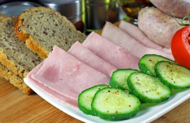 Domates, salatalık, jambon ve beyaz sosis