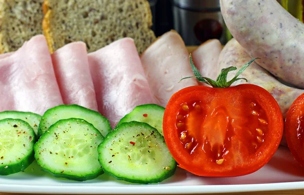 Tomates, pepino, jamón y salchichas blancas —  Fotos de Stock