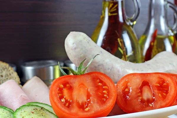 Tomates, pepino, presunto e salsicha branca — Fotografia de Stock