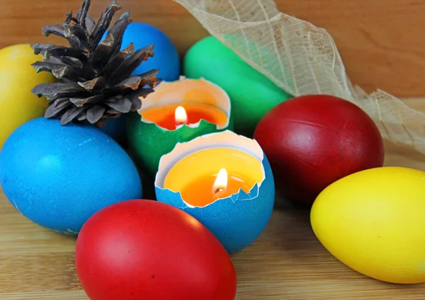 Velikonoční vajíčka svíčky s více než vejce — Stock fotografie