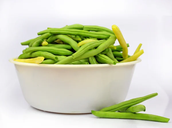 白い容器に新鮮な緑と黄色の豆 — ストック写真