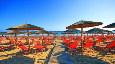 Laganas, Yunanistan - 23 Ağustos 2015: Şemsiye ve sundecks kumlu Banana Beach Zakynthos, Yunanistan. Muz en büyük plaj Zakynthos olanıdır.