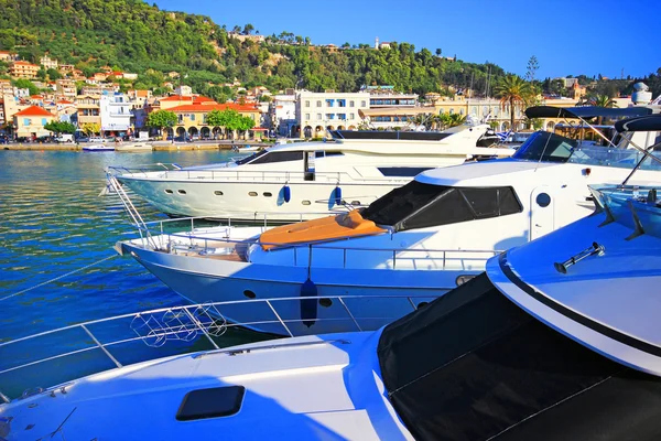 Jachty v zálivu ostrova Zakynthos. Řecko. — Stock fotografie