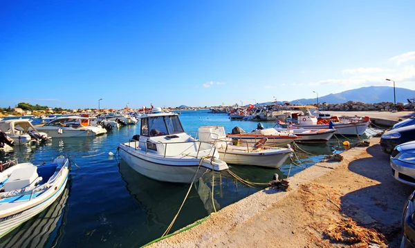 Jachty v zálivu ostrova Zakynthos. Řecko. — Stock fotografie