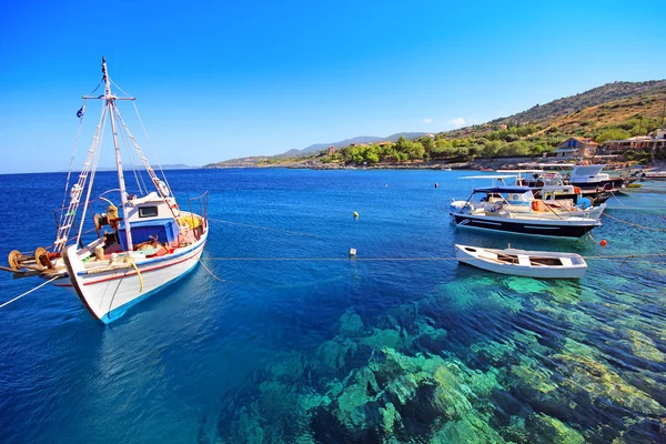 Yachts in the bay island of Zakynthos . Greece. — Stock Photo, Image