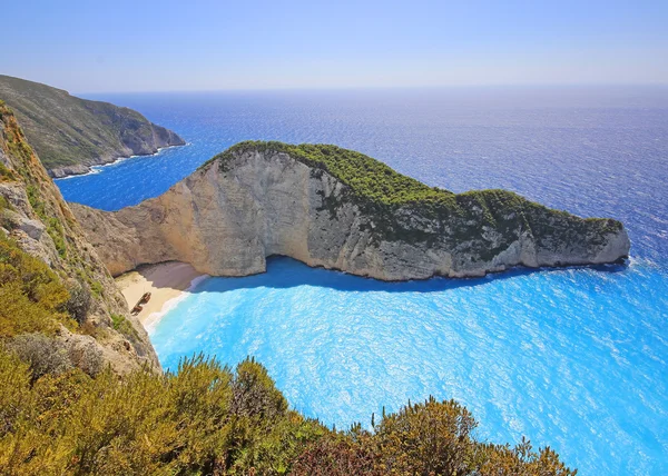 Plage Navagio sur l'île de Zakynthos au coucher du soleil, Grèce — Photo