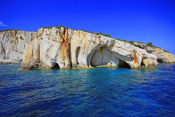 Cuevas azules en el acantilado de la isla de Zante — Foto de Stock