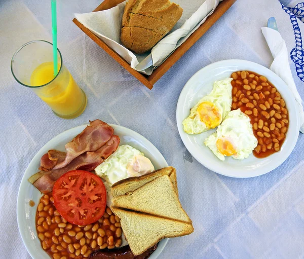 Petit déjeuner anglais complet avec bacon, saucisse, œuf frit et haricots cuits au four  . — Photo