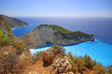 Navagio Beach (batık beach) gün batımında Zakynthos adada. Yunanistan