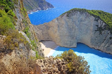 Navagio Beach (batık beach) gün batımında Zakynthos adada. Yunanistan