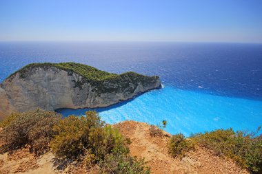 Navagio Beach (batık beach) gün batımında Zakynthos adada. Yunanistan