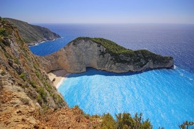 Navagio Beach (batık beach) gün batımında Zakynthos adada. Yunanistan .