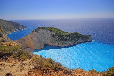 Navagio Beach (batık beach) gün batımında Zakynthos adada. Yunanistan .