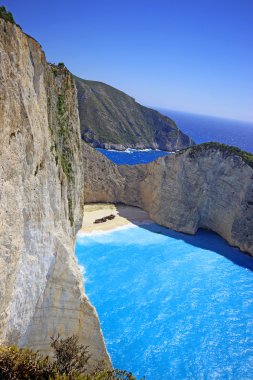 Navagio Beach (batık beach) gün batımında Zakynthos adada. Yunanistan .