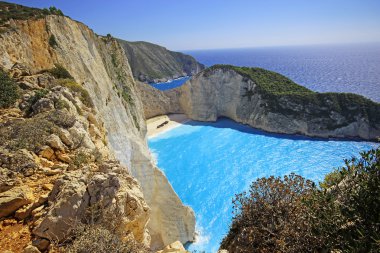 Navagio Beach (batık beach) gün batımında Zakynthos adada. Yunanistan .