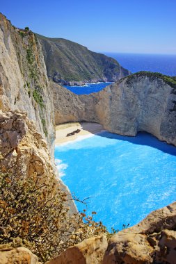 Navagio Beach (batık beach) gün batımında Zakynthos adada. Yunanistan .