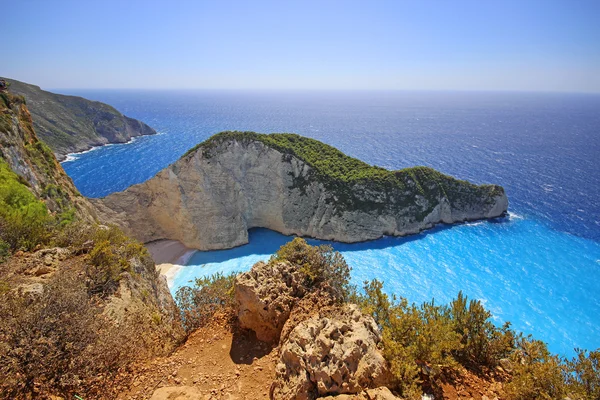 Navagio Beach (batık beach) gün batımında Zakynthos adada. Yunanistan