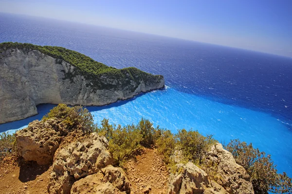 Navagio Beach (batık beach) gün batımında Zakynthos adada. Yunanistan